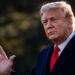 Trump firma paquete de ayuda por pandemia