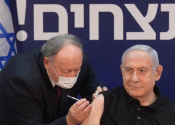 Netanyahu recibe la primera vacuna contra el coronavirus en Israel