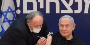 Netanyahu recibe la primera vacuna contra el coronavirus en Israel