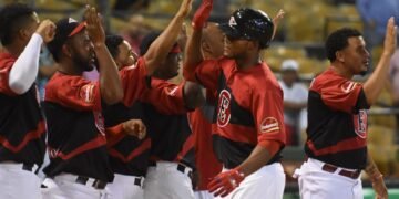 Los Leones hunden al Licey; las Águilas dejan en el terreno a los Gigantes