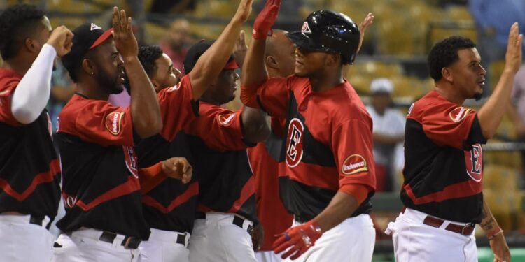 Los Leones hunden al Licey; las Águilas dejan en el terreno a los Gigantes