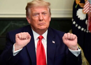 Trump dice que la vacuna de Moderna fue «aprobada de forma aplastante» en EEUU