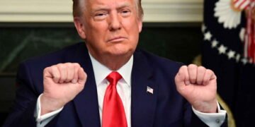 Trump dice que la vacuna de Moderna fue «aprobada de forma aplastante» en EEUU