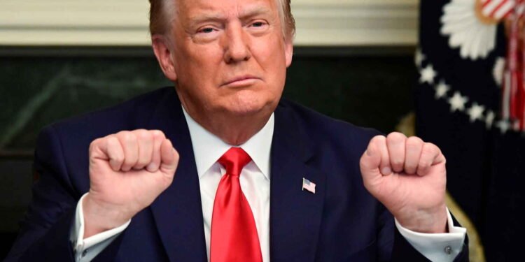 Trump dice que la vacuna de Moderna fue «aprobada de forma aplastante» en EEUU