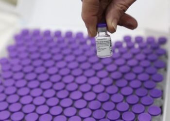 EE.UU. compra 100 millones de dosis más de la vacuna de Pfizer para 2021