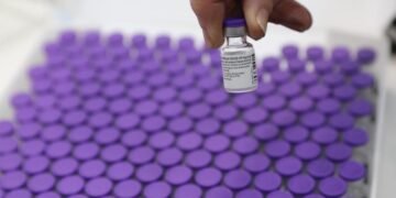 EE.UU. compra 100 millones de dosis más de la vacuna de Pfizer para 2021