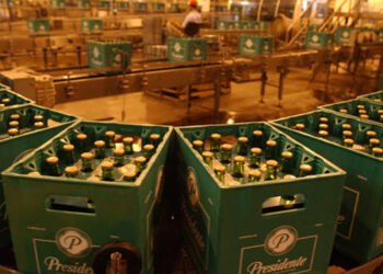 Cervecería reconoce baja disponibilidad de productos por escasez de botellas