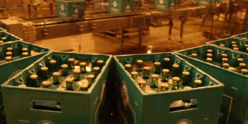 Cervecería reconoce baja disponibilidad de productos por escasez de botellas