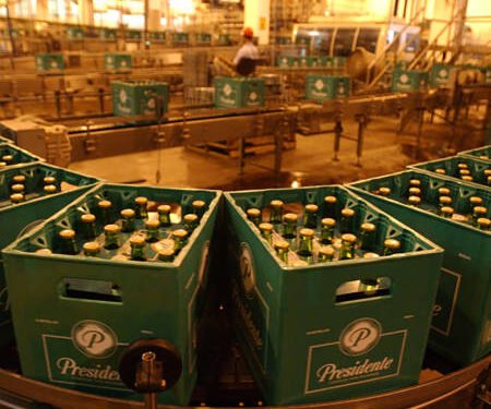 Cervecería reconoce baja disponibilidad de productos por escasez de botellas