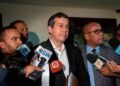 Funcionarios defienden tiempo en que el Gobierno planea vacunar contra COVID-19