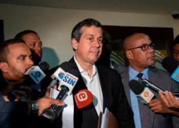 Funcionarios defienden tiempo en que el Gobierno planea vacunar contra COVID-19