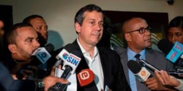 Funcionarios defienden tiempo en que el Gobierno planea vacunar contra COVID-19