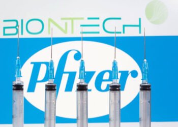 Gran Bretaña autoriza vacuna de Pfizer contra COVID-19; esperan iniciar vacunación la próxima semana