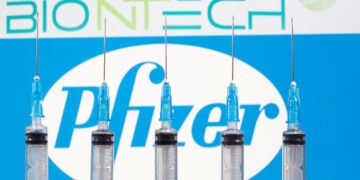 Gran Bretaña autoriza vacuna de Pfizer contra COVID-19; esperan iniciar vacunación la próxima semana