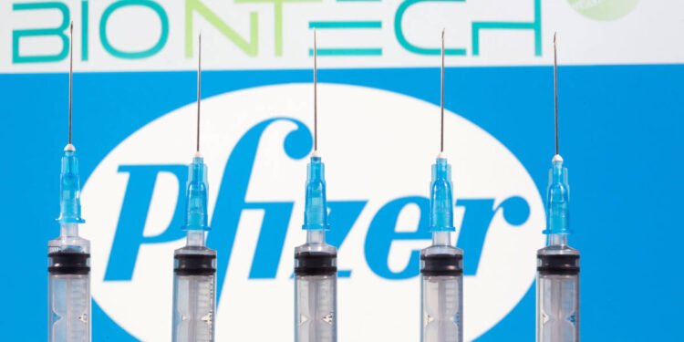 Gran Bretaña autoriza vacuna de Pfizer contra COVID-19; esperan iniciar vacunación la próxima semana