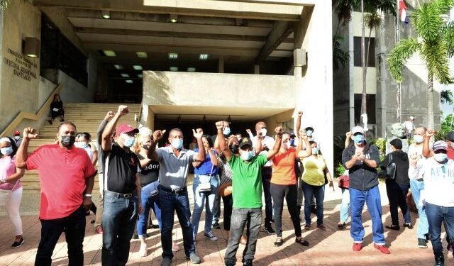 Cancelados Industria y Comercio reclaman prestaciones