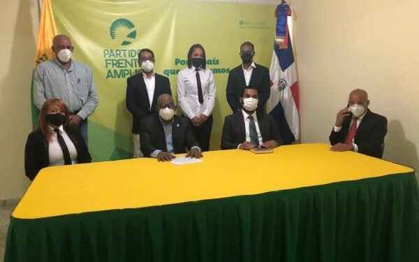 Frente Amplio presentará querella contra exfuncionarios públicos