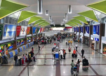 Buscan aumentar personal en áreas de chequeo del AILA para evitar aglomeraciones