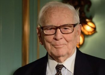 Fallece a los 98 años el diseñador Pierre Cardin, pionero del prêt-à-porter