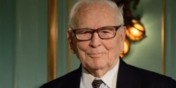 Fallece a los 98 años el diseñador Pierre Cardin, pionero del prêt-à-porter