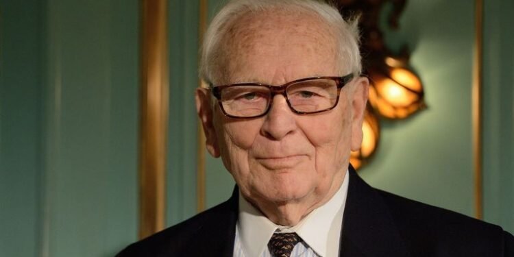 Fallece a los 98 años el diseñador Pierre Cardin, pionero del prêt-à-porter
