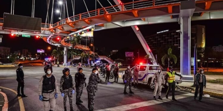 Abinader extiende toque de queda hasta el 22 de diciembre y en el mismo horario