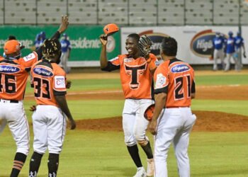 Toros del Este derrotan dos veces a los Tigres del Licey en el beisbol de la RD