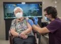 Una mujer de 90 años, primera en recibir la vacuna contra la covid en Suiza