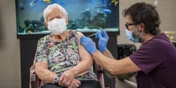 Una mujer de 90 años, primera en recibir la vacuna contra la covid en Suiza