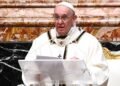 El papa celebra la Misa del Gallo más solitaria llamando a la fraternidad