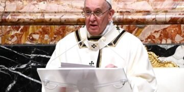 El papa celebra la Misa del Gallo más solitaria llamando a la fraternidad