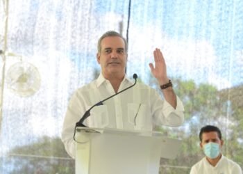 Gobierno firma acuerdo para reducir el precio del pollo
