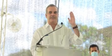 Gobierno firma acuerdo para reducir el precio del pollo