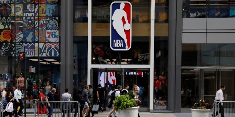 La NBA le dice a los equipos que las reglas sobre el uso de máscaras serán más estrictas