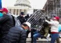 Cuatro muertos y medio centenar de detenidos durante asalto al Capitolio de EE. UU.
