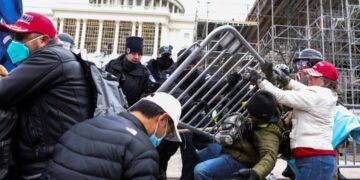 Cuatro muertos y medio centenar de detenidos durante asalto al Capitolio de EE. UU.