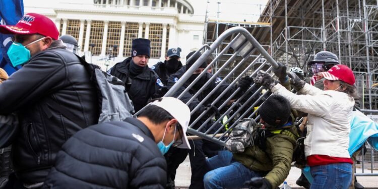 Cuatro muertos y medio centenar de detenidos durante asalto al Capitolio de EE. UU.