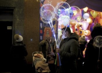 Francia promete acelerar vacunación contra COVID-19