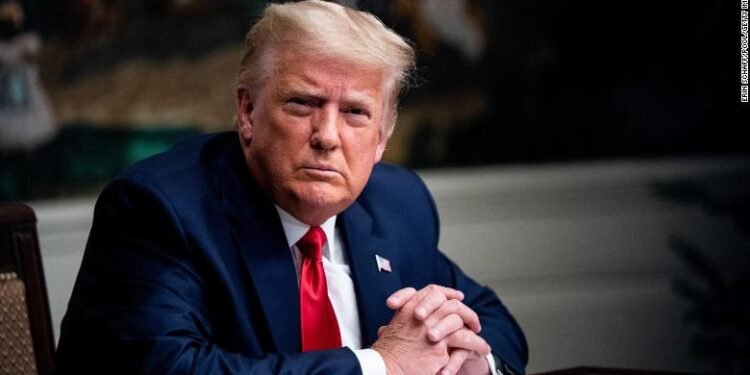 Twitter bloquea cuenta de Trump y le amenaza con suspensión permanente por incitar a violencia