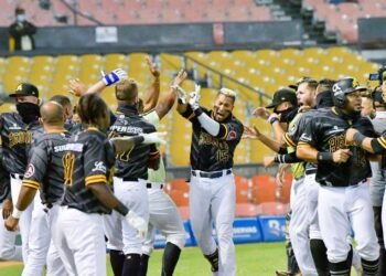 Otero y Peña dan primer triunfo de la serie a las Águilas ante los Gigantes