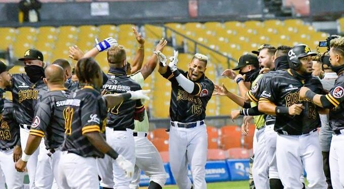 Otero y Peña dan primer triunfo de la serie a las Águilas ante los Gigantes