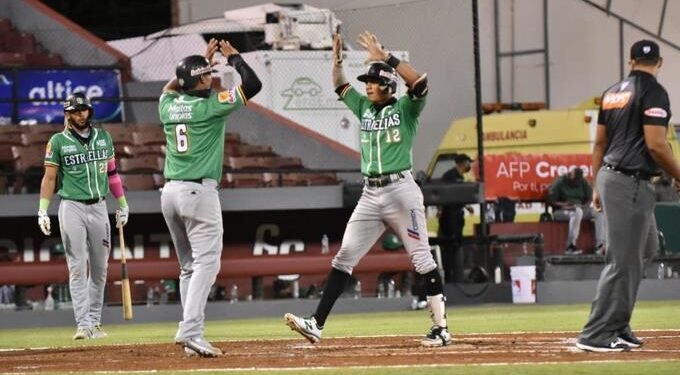 Jeremy Peña remolca 2 con un H-4 en la victoria de las Estrellas que siguen con vida