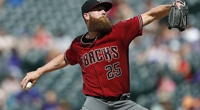 Filis refuerza el bullpen con la firma de Bradley