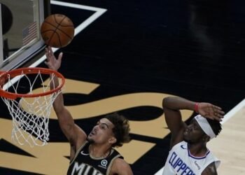 Trae Young anota 38 y Hawks vencieron 108-99 a Clippers