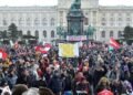 Miles de personas protestan ilegalmente en Viena contra las medidas anticovid