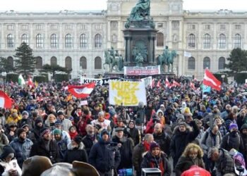 Miles de personas protestan ilegalmente en Viena contra las medidas anticovid
