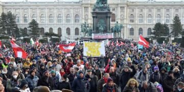 Miles de personas protestan ilegalmente en Viena contra las medidas anticovid