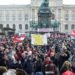 Miles de personas protestan ilegalmente en Viena contra las medidas anticovid