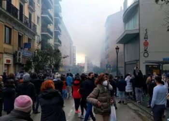 Fuerte explosión derrumba parte de un edificio en el centro de Madrid