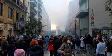 Fuerte explosión derrumba parte de un edificio en el centro de Madrid